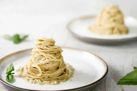 Białe spaghetti: przepis na kremowy makaron, który pokochasz