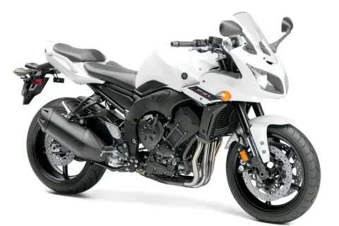Biały motocykl Yamaha FZ1, gotowy do jazdy.