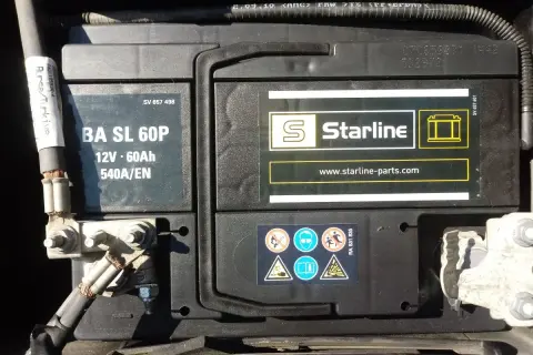 Akumulator Starline BA SL 60P. Na obudowie widoczna data produkcji akumulatora: 1942.