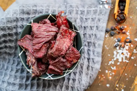 Schmackhaftes Beef Jerky, perfekt zum **beef jerky selber machen**. Dunkelrot, würzig und bereit zum Genießen.