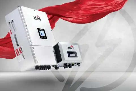 Dwa falowniki Afore, jeden większy, drugi mniejszy, z czerwonym materiałem w tle. To zaawansowane urządzenia do przetwarzania energii, które pomagają w efektywnym wykorzystaniu **wlz**.