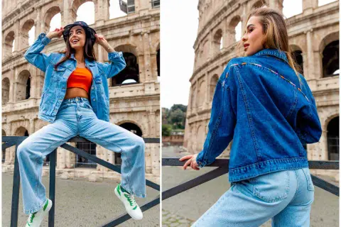 Kobieta w modnym, dżinsowym zestawie, czyli "canadian tuxedo", pozuje na tle Koloseum.