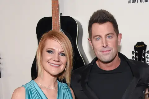 Jeremy Camp und seine Ehepartnerin Adrienne, lächelnd vor Gitarren.