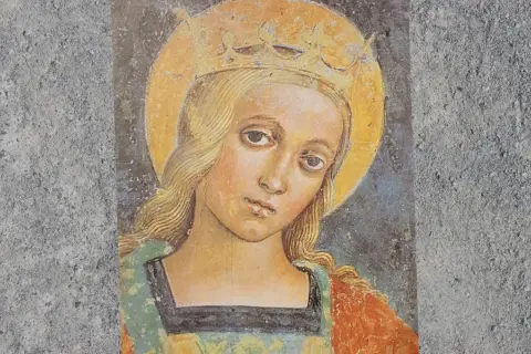 Fragment fresku przedstawiający młodą kobietę w koronie i z aureolą.