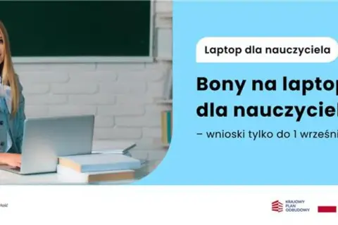 Uśmiechnięta nauczycielka przy biurku z laptopem. Bony na laptopy dla nauczycieli - wnioski tylko do 1 września.