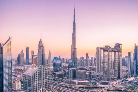 Panorama Dubaju o zachodzie słońca, z dominującym Burdż Chalifa. Ten najwyższy budynek świata ma 828 metrów.