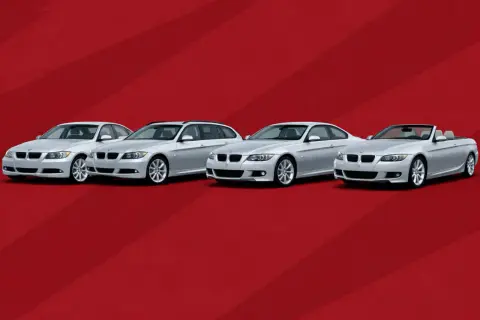 Cztery białe BMW serii 3 E90: sedan, kombi, coupe i kabriolet na czerwonym tle.