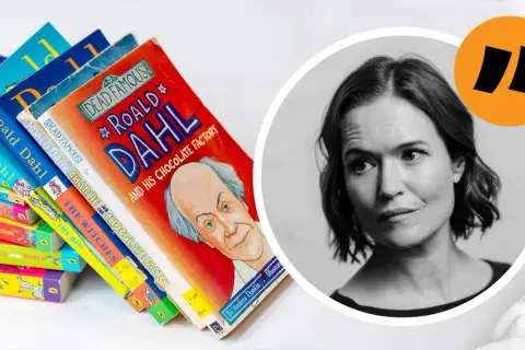 En stapel böcker av Roald Dahl, inklusive "Charlie och chokladfabriken", bredvid ett porträtt av en kvinna.