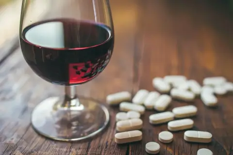 Alkohol i leki przeciwbólowe: kiedy tabletka staje się trucizną?