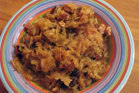 Pyszny bigos, który Ania gotuje, pachnie w całym domu. Na talerzu z kolorowymi paskami widać jego bogactwo.