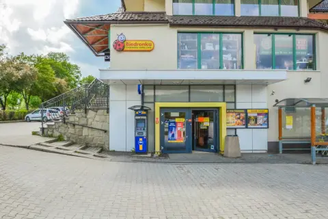 Biedronka w Krynicy Morskiej? Adres, godziny, parking i porady