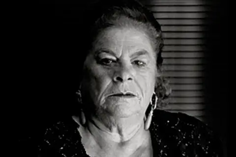 Retrato en blanco y negro de una mujer mayor con profundas arrugas y mirada intensa, capturando **expresiones jerezanas** llenas de carácter.