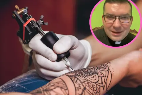 Ksiądz z tatuażem, który właśnie powstaje na ramieniu. W okręgu uśmiechnięty mężczyzna w okularach i sutannie.