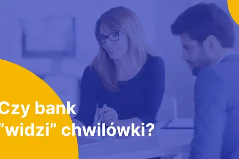 Kobieta i mężczyzna rozmawiają przy biurku, na żółtym tle tekst "Czy bank "widzi" chwilówki?".