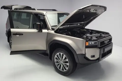 Nowy Toyota Land Cruiser 2025 z otwartą maską i drzwiami, gotowy do inspekcji.