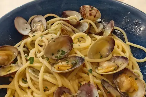 Spaghetti alle vongole, pyszne danie z owocami morza. Warto sprawdzić ceny w rzymie, by spróbować tego specjału.