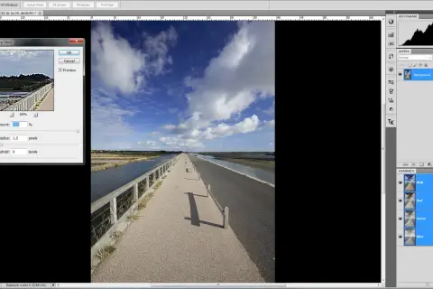 Fenêtre "Accentuation" dans Photoshop, avec un réglage de 500% pour le filtre passe haut, sur une photo de paysage.