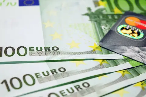 Banconote da 100 euro e una carta di credito, pronte per il rimborso spese.