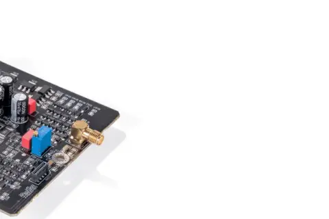 Elektroniczna płyta z kondensatorami i rezystorami, widoczny potencjometr do regulacji damping factor.