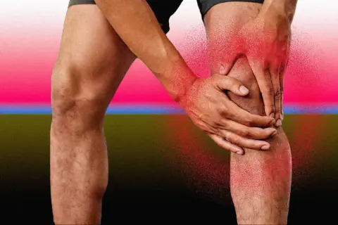 Dolore al ginocchio, con mani che stringono la rotula e la muscolatura del ginocchio evidenziata da un effetto rosso brillante.