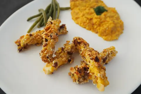 Jak zrobić frytki z tofu dla wegan? Wysokobiałkowa przekąska z chrupiącym tofu, fasolką szparagową i puree z soczewicy.
