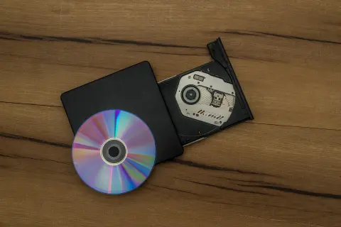 Zewnętrzny napęd CD i płyta czekają, byś dowiedział się, jak odtworzyć płytę CD na laptopie.