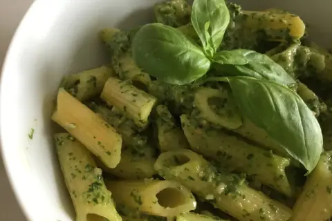 Zielone pesto bez ciemnienia? Odkryj sekrety kucharzy!
