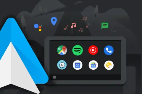 Pantalla de coche con iconos de apps: Google Maps, Spotify, YouTube, teléfono, chat, calendario y tiempo. El logo de Android Auto y notas musicales flotan.