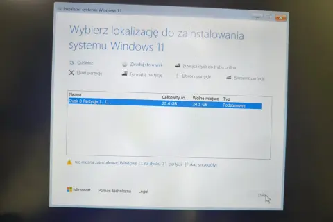 Instalator Windows 11 pokazuje komunikat "nie można zainstalować Windows 11 na dysku 0 1 partycji". Komputer nie widzi dysku do instalacji.