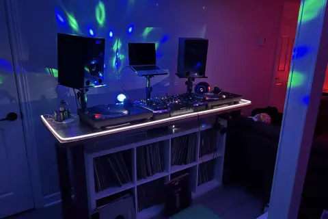 Jak zrobić stół DJ - Prosty sposób na stworzenie idealnego stołu do DJ-ing