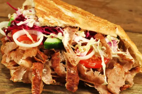 Ile kalorii ma kebab? Sprawdź fakty i zdrowsze wybory