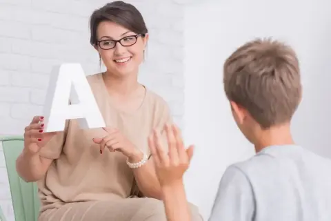 Ile zarabia logopeda na kontrakcie z NFZ? Sprawdź różnice w pensjach