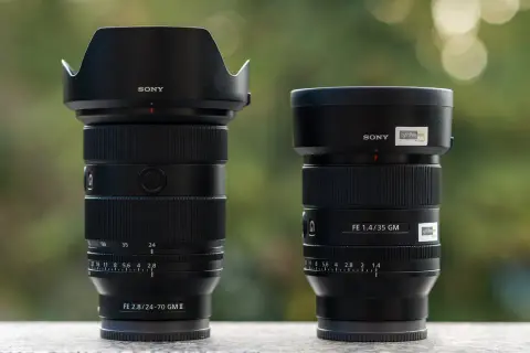 Dwa obiektywy Sony: jeden zmiennoogniskowy FE 2.8/24-70 GM II, drugi stałoogniskowy FE 1.4/35 GM.