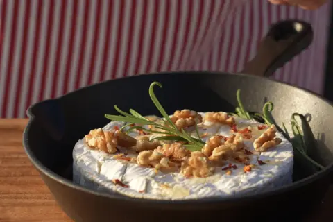 Ser camembert z orzechami i rozmarynem w żeliwnej patelni, idealna przystawka do grilla.