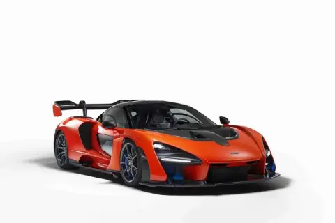 Pomarańczowy McLaren Senna z czarnym dachem i spoilerem, gotowy do bicia rekordów prędkości.