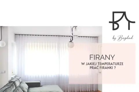 Jasne, białe firanki w salonie. Tekst informuje: "FIRANY W JAKIEJ TEMPERATURZE PRAĆ FIRANKI?".