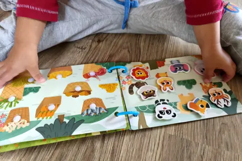 Książeczka sensoryczna z rzepami: Inwestycja w rozwój. Wybierz lub stwórz!