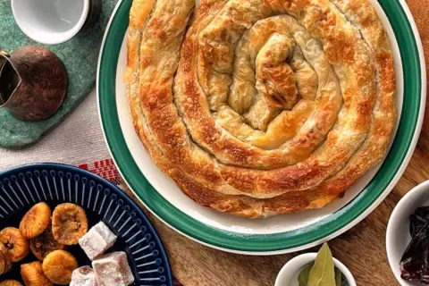 Złocisty, zawijany burek, suszone figi i lokum – to pyszne czarnogóra jedzenie.