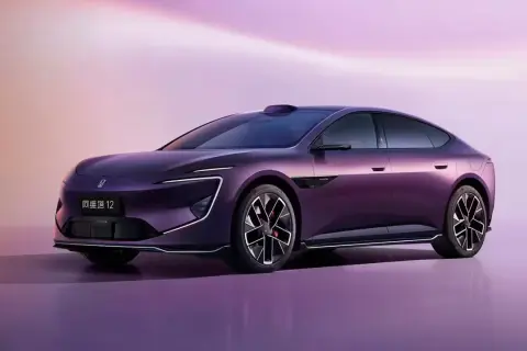 El elegante sedán Avatr 12, de color púrpura metálico, se exhibe con un diseño futurista y líneas aerodinámicas.