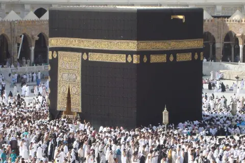 Folk samlas runt Kaba i Mecka. Här ligger den heliga platsen som miljontals pilgrimer besöker.