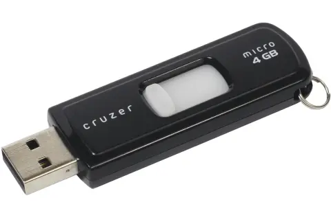 Czarny pendrive Cruzer 4GB z wysuwanym złączem USB i kółkiem na breloczek.