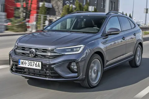 Szary Volkswagen Taigo w ruchu ulicznym. Sprawdź atrakcyjną vw taigo cena i wybierz swój wymarzony model.