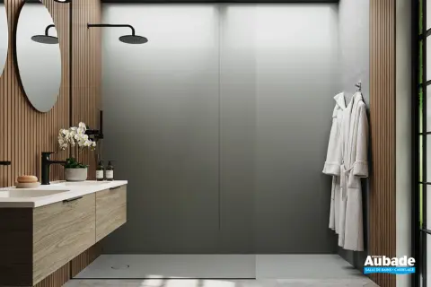 Salle de bain moderne avec lavabo en bois, douches et peignoirs. Le receveur de douche, discret, s'intègre parfaitement.