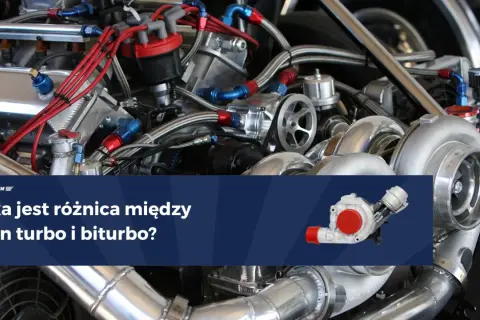 Silnik z dwoma turbosprężarkami, czyli twin turbo, a biturbo. Zbliżenie na skomplikowaną konstrukcję z licznymi przewodami i elementami.