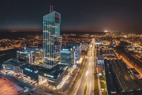 Olivia Star, imponująca **wysokość** wieżowca, rozświetla nocne miasto.