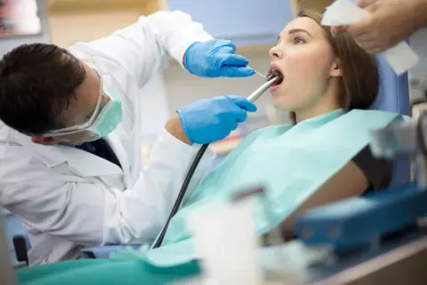 Dentysta na NFZ: Co jest refundowane? Pełna lista zabiegów