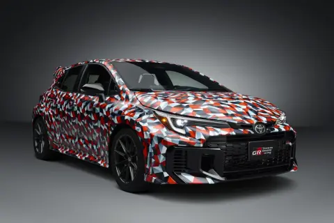 Agresywny kamuflaż na sportowej sylwetce Toyota Corolla GR zapowiada moc i dynamikę.