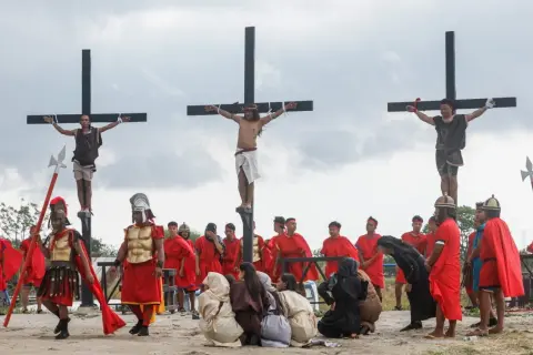 Filipiny religia: inscenizacja ukrzyżowania Jezusa z udziałem aktorów w strojach rzymskich żołnierzy i postaci biblijnych.