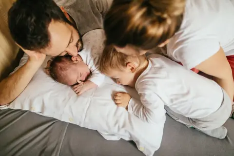 Kiedy z noworodkiem w gości? Poznaj zasady bezpiecznych wizyt