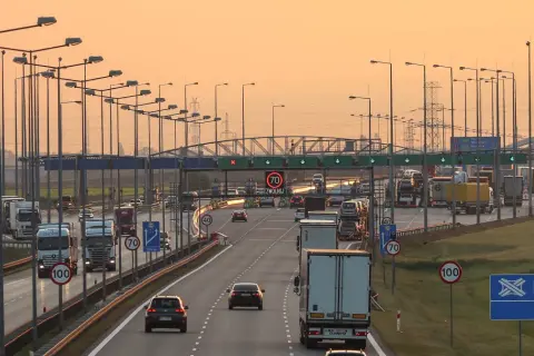 Autostrada: Poznaj zasady, uniknij mandatu i jedź bezpiecznie